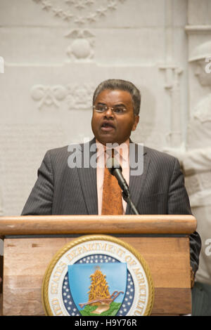 La cerimonia di chiusura delle famiglie dei mangimi del 2013, ospitata dall'Office of Human Resources Management dell'USDA presso il Jamie Whitten Building di Washington, D.C., ha celebrato l'iniziativa di successo nel settore alimentare. La campagna mirava a raccogliere cibo per le famiglie locali bisognose, dimostrando l'impegno dell'USDA a sostenere le comunità in tempi difficili. Foto Stock