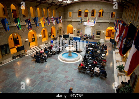 Questa immagine cattura la cerimonia di chiusura dell'iniziativa 2013 Feds Feed Families, ospitata dall'USDA. L'evento si è concentrato sul contributo dei dipendenti federali per affrontare la fame e le esigenze della comunità negli Stati Uniti Foto Stock