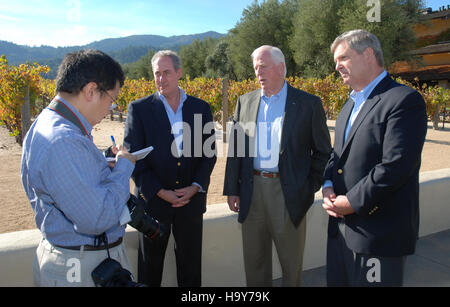 Questa immagine mostra le figure chiave dell'USDA, tra cui Tom Vilsack, che sostiene i viticoltori californiani a un evento USDA. L’iniziativa mirava a migliorare le pratiche agricole e a promuovere la sostenibilità nell’industria vinicola, mettendo in evidenza il ruolo del dipartimento nell’agricoltura e nello sviluppo rurale. Foto Stock