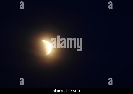 Questa fotografia cattura un'eclissi lunare totale, un evento astronomico in cui la Terra passa direttamente tra il Sole e la Luna, gettando un'ombra sulla Luna. L'immagine è stata scattata il 14 aprile 2014, mostrando le varie fasi dell'eclissi mentre la luna transita attraverso l'oscuramento completo. Foto Stock