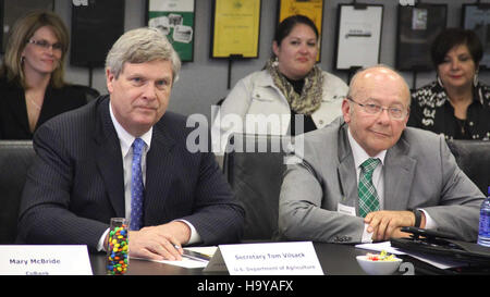 Questo rapporto dell'USDA, pubblicato dal Segretario dell'Agricoltura Tom Vilsack, si concentra sulle iniziative di sviluppo rurale a Cedar Rapids, affrontando la crescita delle imprese rurali e il sostegno della comunità. Sottolinea gli sforzi volti a migliorare le condizioni economiche nelle zone rurali attraverso i programmi dell’USDA. Foto Stock