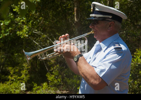 Una fotografia del 72° anniversario di Taps a Buxton, Cape Hatteras National Seashore, in onore dei membri caduti del servizio. La cerimonia coinvolse personale della Marina britannica, della Marina canadese, della Guardia Costiera degli Stati Uniti, e presentò le navi HMS Bedfordshire e HMS San Delfino. Foto Stock