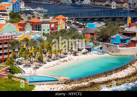 La Queen Emma Bridge è un pontone ponte Sant'Anna Bay di Curaçao. Esso collega il Punda e Otrobanda quartieri della città capitale Willemstad Foto Stock