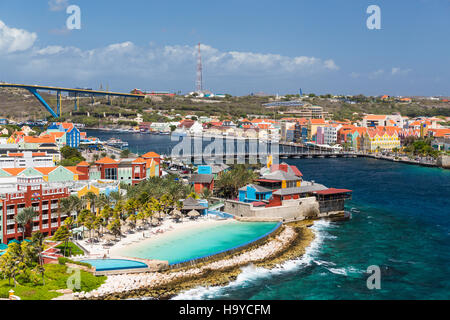 La Queen Emma Bridge è un pontone ponte Sant'Anna Bay di Curaçao. Esso collega il Punda e Otrobanda quartieri della città capitale Willemstad Foto Stock