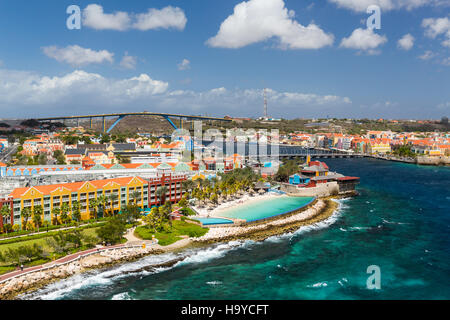 La Queen Emma Bridge è un pontone ponte Sant'Anna Bay di Curaçao. Esso collega il Punda e Otrobanda quartieri della città capitale Willemstad Foto Stock