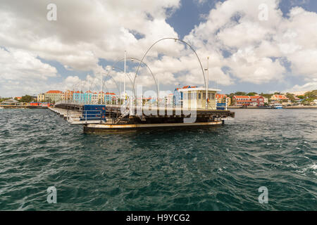 La Queen Emma Bridge è un pontone ponte Sant'Anna Bay di Curaçao. Esso collega il Punda e Otrobanda quartieri della città capitale Willemstad Foto Stock