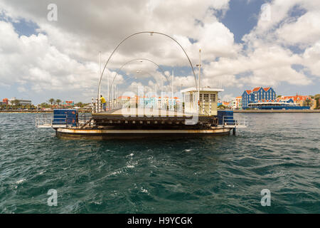 La Queen Emma Bridge è un pontone ponte Sant'Anna Bay di Curaçao. Esso collega il Punda e Otrobanda quartieri della città capitale Willemstad Foto Stock