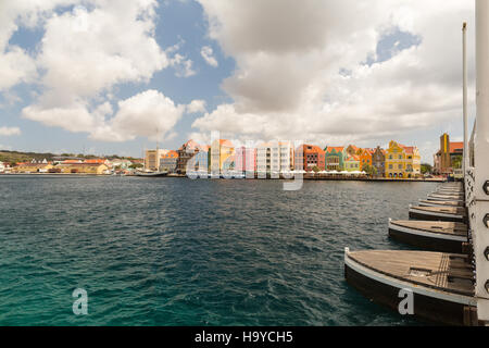 La Queen Emma Bridge è un pontone ponte Sant'Anna Bay di Curaçao. Esso collega il Punda e Otrobanda quartieri della città capitale Willemstad Foto Stock