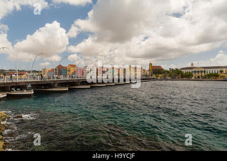 La Queen Emma Bridge è un pontone ponte Sant'Anna Bay di Curaçao. Esso collega il Punda e Otrobanda quartieri della città capitale Willemstad Foto Stock