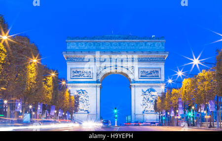 L'Arco Trionfale è uno dei monumenti più visitati di Parigi.it onori coloro che morirono e combattuto per la Francia. Foto Stock