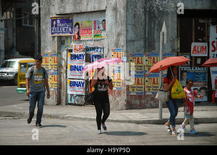 Persone con ombrelloni, Iloilo City, Western Visayas, Filippine Foto Stock