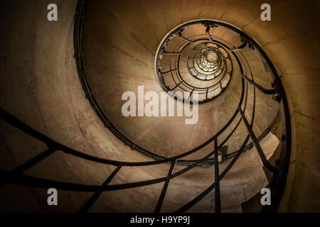 La ricerca di una delle scale a spirale dell'Arc de Triomphe, Parigi Foto Stock