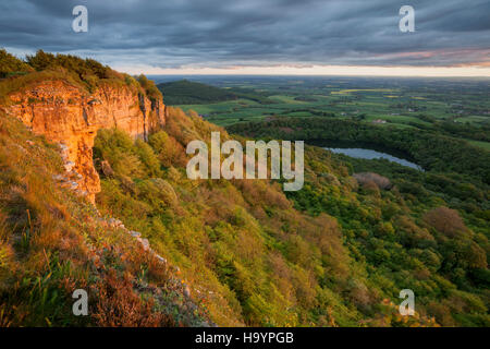 Vista da Sutton Bank affacciato sul lago Goremire. Il segno inviato come la migliore vista in Inghilterra. Foto Stock