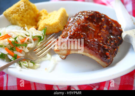 Brace bimbo indietro nervature con coleslaw e cornbread Foto Stock