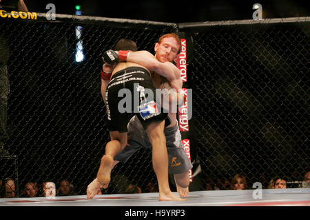 Frank Edgar, sinistra, combatte Mark Bocek in UFC 73 all'Arco Arena di Sacramento, CA il 7 luglio 2007. Photo credit: Francesco Specker Foto Stock