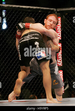 Frank Edgar, sinistra, combatte Mark Bocek in UFC 73 all'Arco Arena di Sacramento, CA il 7 luglio 2007. Photo credit: Francesco Specker Foto Stock