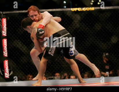 Frank Edgar, sinistra, combatte Mark Bocek in UFC 73 all'Arco Arena di Sacramento, CA il 7 luglio 2007. Photo credit: Francesco Specker Foto Stock