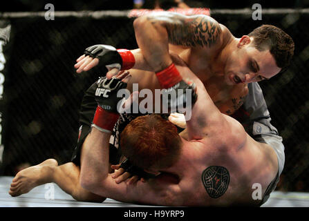 Frank Edgar, top combatte Mark Bocek in UFC 73 all'Arco Arena di Sacramento, CA il 7 luglio 2007. Photo credit: Francesco Specker Foto Stock