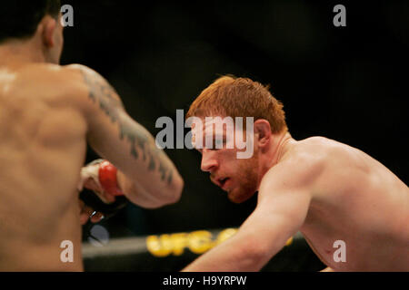 Frank Edgar, sinistra, combatte Mark Bocek in UFC 73 all'Arco Arena di Sacramento, CA il 7 luglio 2007. Photo credit: Francesco Specker Foto Stock