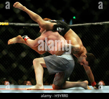 Frank Edgar, top combatte Mark Bocek in UFC 73 all'Arco Arena di Sacramento, CA il 7 luglio 2007. Photo credit: Francesco Specker Foto Stock