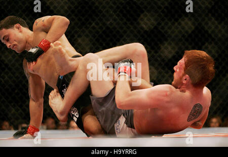 Frank Edgar, sinistra, combatte Mark Bocek in UFC 73 all'Arco Arena di Sacramento, CA il 7 luglio 2007. Photo credit: Francesco Specker Foto Stock