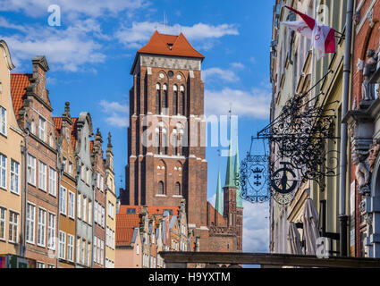 Polonia, Pomerania, Gdansk (Danzica), vista la massiccia torre la chiesa di Santa Maria da Ulica Pivna (Jopengasse/birra Street) Foto Stock