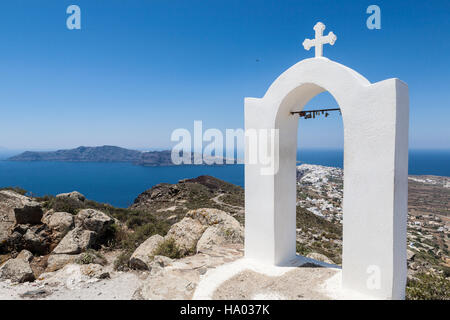 Vista di Oia dalla chiesa di Panagia sul sentiero kiking da Thira a Oia a Santorini, Grecia Foto Stock