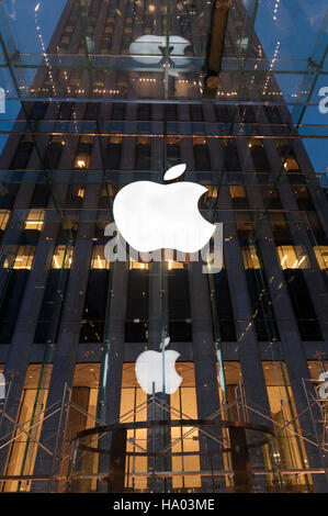 Basso angolo vista di fronte della New York Apple store durante la notte con il logo illuminato Foto Stock