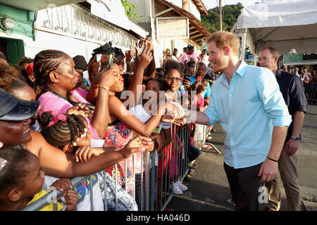 Il principe Harry incontra i membri del pubblico mentre partecipavo ad una San Luciano street festival di Soufriere sull'isola di St Lucia durante la seconda tappa del suo tour dei Caraibi. Foto Stock