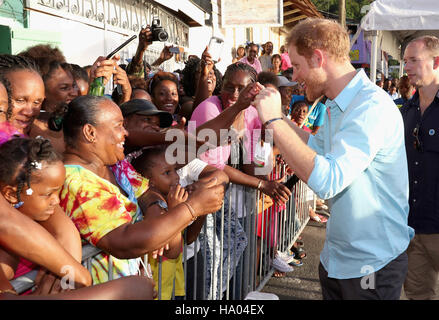 Il principe Harry incontra i membri del pubblico mentre partecipavo ad una San Luciano street festival di Soufriere sull'isola di St Lucia durante la seconda tappa del suo tour dei Caraibi. Foto Stock