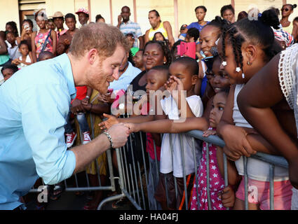 Il principe Harry incontra i membri del pubblico mentre partecipavo ad una San Luciano street festival di Soufriere sull'isola di St Lucia durante la seconda tappa del suo tour dei Caraibi. Foto Stock