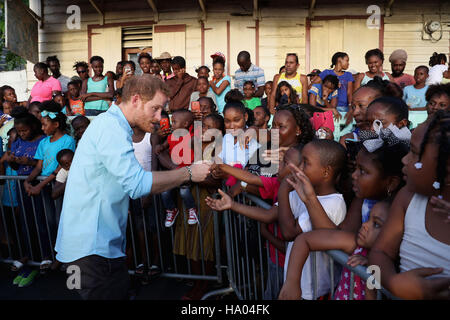 Il principe Harry incontra i membri del pubblico mentre partecipavo ad una San Luciano street festival di Soufriere sull'isola di St Lucia durante la seconda tappa del suo tour dei Caraibi. Foto Stock