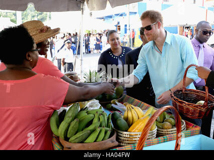 Il principe Harry in visita a un mercato durante un San Luciano street festival di Soufriere sull'isola di St Lucia durante la seconda tappa del suo tour dei Caraibi. Foto Stock