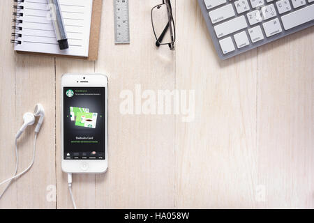 BANGKOK ,Thailandia - Agosto 07, 2016 : iphone 5 online di apertura della carta socio pagina di applicazione di Starbucks, Starbucks Coffee shop per copia-spazio. Foto Stock