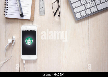 BANGKOK ,Thailandia - Agosto 07, 2016 : iphone 5 online di apertura della carta socio pagina di applicazione di Starbucks, Starbucks Coffee shop per copia-spazio. Foto Stock