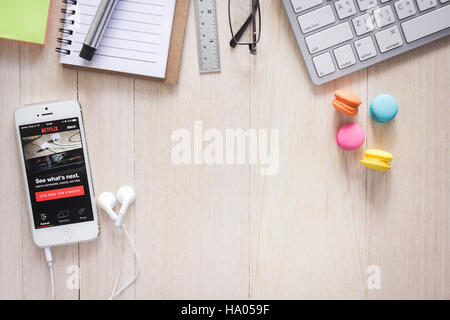 BANGKOK ,Thailandia - Agosto 07, 2016 : iPhone5 con Netflix Application sullo schermo. Netflix è un provider di servizi on demand Internet streaming di dati multimediali e Foto Stock