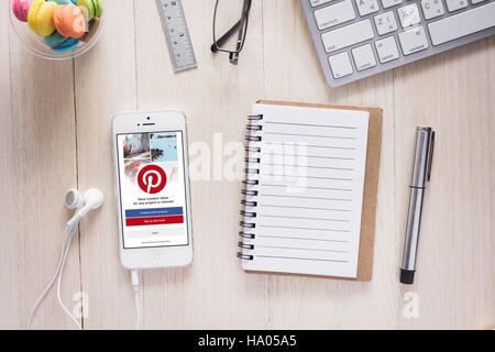 BANGKOK ,Thailandia - Agosto 07, 2016 : Smart phone visualizzazione sociale servizio Internet Pinterest sullo schermo. Pinterest è una bacheca online che consente Foto Stock