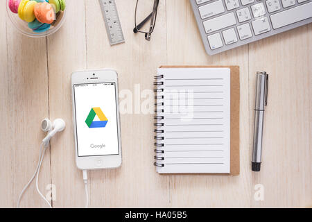 BANGKOK ,Thailandia - Agosto 07, 2016 : messa a fuoco selettiva di marca Apple iPhone 5 a Google Drive. Google Drive è una libera e di avere tutti i file a portata di mano da un Foto Stock