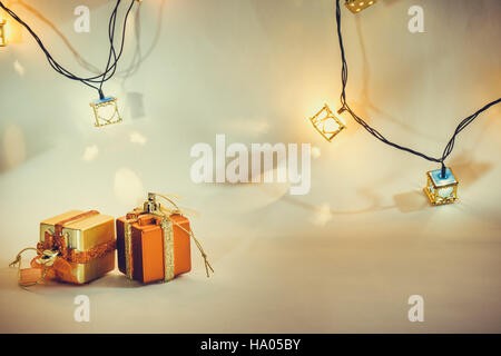 Ornamento e oggetti di Natale Decorare per la notte santa. Auguriamo a tutti buon Natale e felice anno nuovo luce da notte. Foto Stock