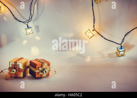 Ornamento e oggetti di Natale Decorare per la notte santa. Auguriamo a tutti buon Natale e felice anno nuovo luce da notte. Foto Stock