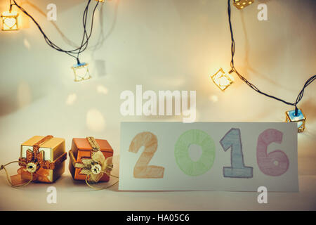 Addio 2016. Ornamento e oggetti di Natale Decorare per la notte santa. Auguriamo a tutti buon Natale e felice anno nuovo luce da notte. Foto Stock