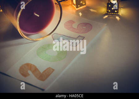 Addio 2016. Ornamento e oggetti di Natale Decorare per la notte santa. Auguriamo a tutti buon Natale e felice anno nuovo luce da notte. Foto Stock