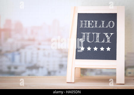 Concetto ciao luglio messaggio su pannelli di legno Foto Stock