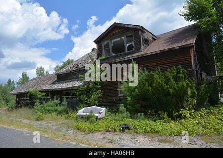 Rurale abbandonato casa in legno Foto Stock