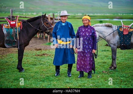 Mongolia, provincia Arkhangai, yurt campo nomadi nella steppa, nomadi Mongoli con i loro cavalli Foto Stock