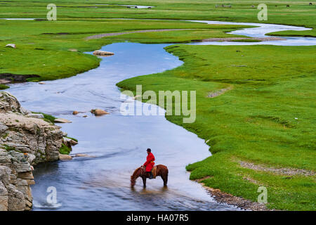 Mongolia, provincia Arkhangai, mongola horserider nella steppa Foto Stock