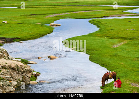 Mongolia, provincia Arkhangai, mongola horserider nella steppa Foto Stock