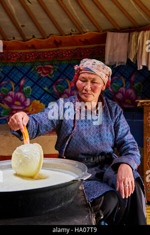 Mongolia, provincia Arkhangai, nomad donna latte della birra in yurta Foto Stock