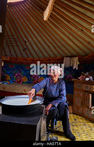 Mongolia, provincia Arkhangai, nomad donna latte della birra in yurta Foto Stock