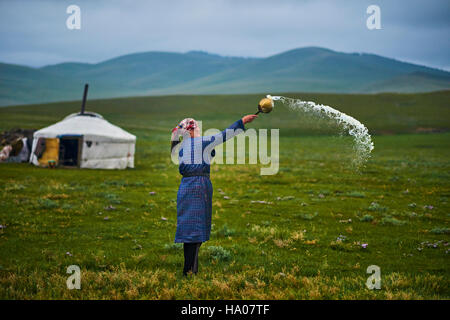 Mongolia, provincia Arkhangai, nomad donna fare un offerta a Tengri, lo spirito del cielo Foto Stock